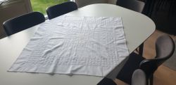 Vit duk med broderad stor stjärna i mitten och små 95x95 cm
