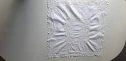 Duk med bred virkad kant 85x85 cm