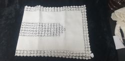 Löpare i linne med spets i mitten och runt 34x89 cm