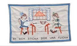 Bonad med texten "SY OCH STCKA BÖR VAR FLICKA"
