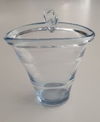 Vägg hängd vas i ljusblått glas