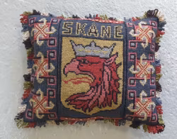 Twistkudde med text Skåne och en drake