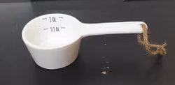 Mätkopp i porslin vitt med gradering 1 DL och 1/2 DL