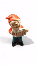 Äldre tomte med skylten GOD