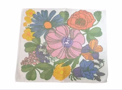 Tryckt duk med sommarblommor