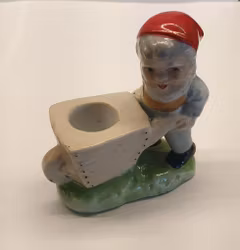 Äldre tomte som kör en skottkärra IMPORT