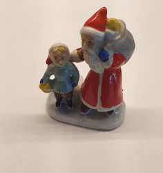 Äldre tomte med ett barn, märkt under till med K