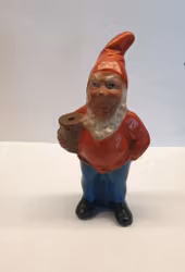 Äldre keramik tomte som står upp