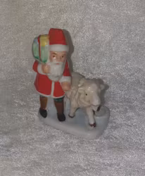 Äldre tomte med får har hål för ett ljus