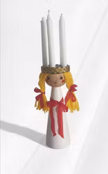 Ljusstake i trä gjord som lucia, retro