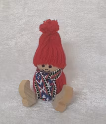 Trå tomte som sitter ner