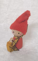 Tomte i trä har halsduk och lykta