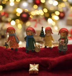 4 st jul flickor med olika utseende