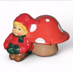 Äldre tomte sittande vid en flugsvamp