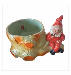 Äldre tomte kruka  sitter vid en stubbe