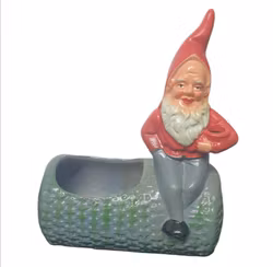 Äldre tomte kruka , sittande tomte på flätad korg