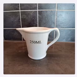 Mått kanna i porslin 250 ML