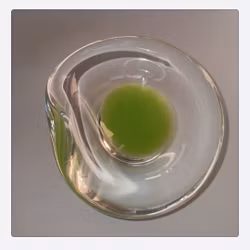 Vicky Lindstrand liten skål med  GRÖN "Sommerso-kärna"