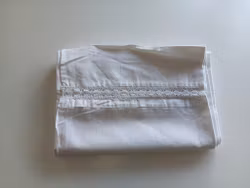 Äldre lakan med monogram ASA och spets