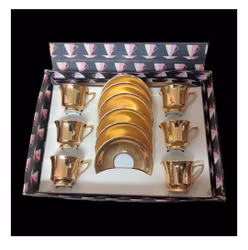 Guldiga kaffekoppar och fat ligger i original lådan 6 st