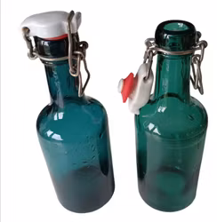 2 st Äldre gröna glasflaskor med patentkorkar.