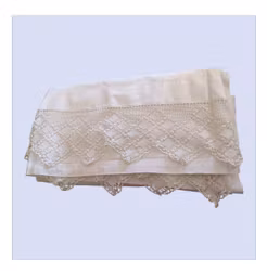 Äldre överlakan med bred knypplad spets