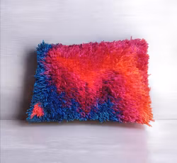 Rya kudde/röd sammets baksida 53x38 cm
