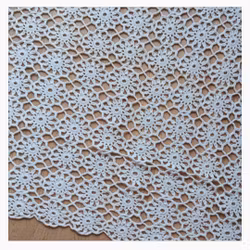 Virkad vit duk 160x50