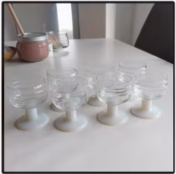 7 st dessertvins glas, klar kupa med vita fötter 60-70-tal