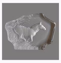 Pappersvikt/skulptur "Zebra"formgiven av Mats Jonasson Maleras Royal Krona