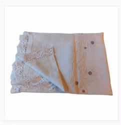 Handbroderad linneduk med knypplad spets 135x100 cm
