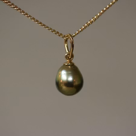 Guldhänge med droppformad grönskimrande pärla