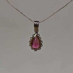 Vitguldshänge med rosa turmalin
