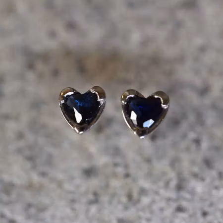 Vitguldsörhängen med safirer