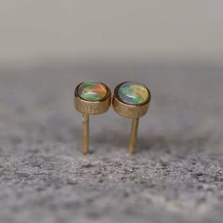 Guldörhängen med opaler