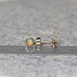 Guldörhängen med opaler