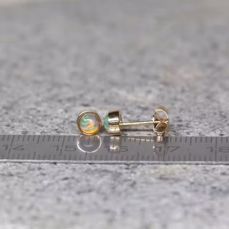 Guldörhängen med opaler