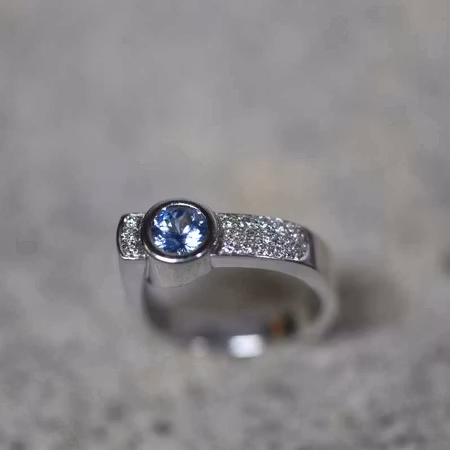 Vitguldsring med diamanter och blå safir