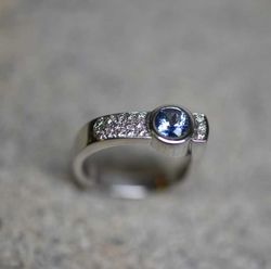 Vitguldsring med diamanter och blå safir
