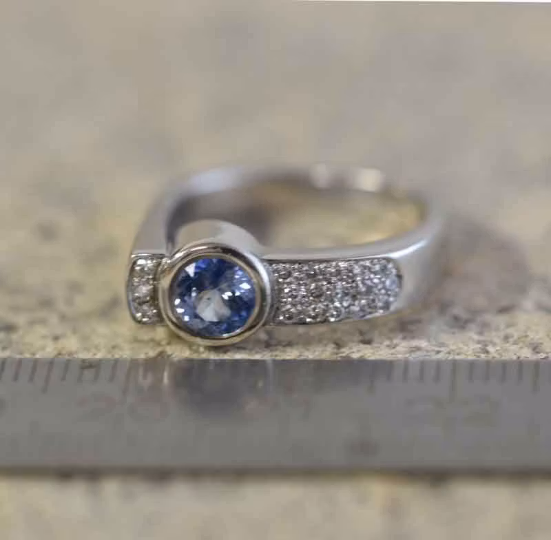 Vitguldsring med diamanter och blå safir