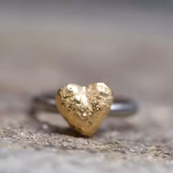 Vitguldsring med gyllene guldhjärta