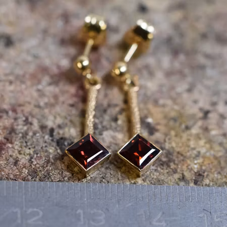 Guldörhängen med röda granater