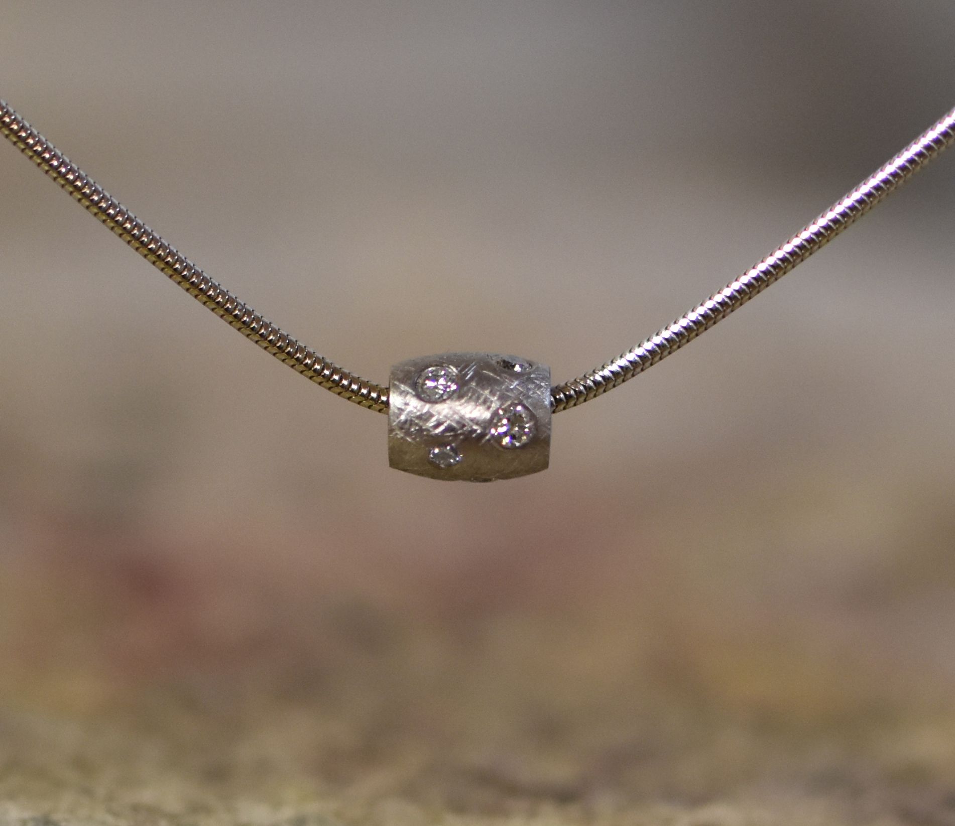 Hänge i vitguld med diamanter