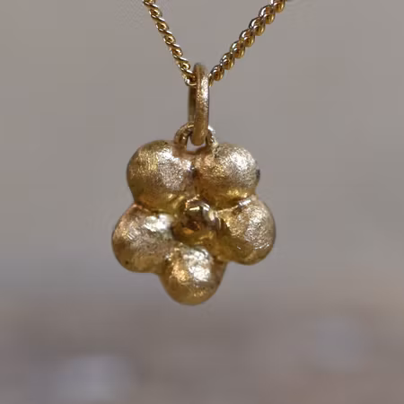 Blomformat guldhänge