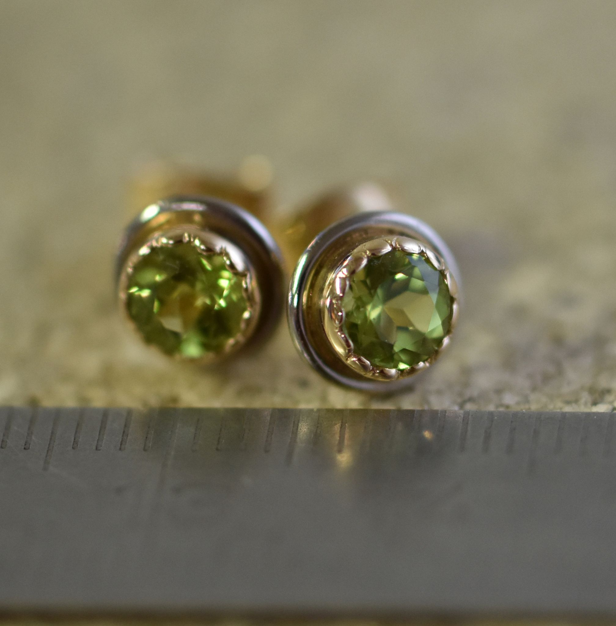 Guldörhängen med peridoter