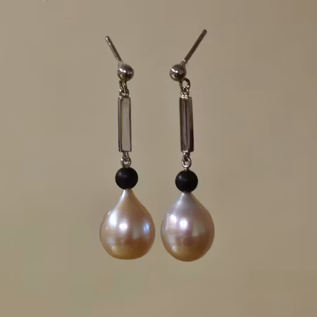 Vitguldsörhängen med rosaskimrande pärlor