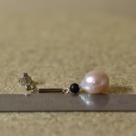 Vitguldsörhängen med rosaskimrande pärlor