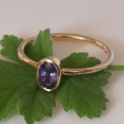 Guldring med iolit