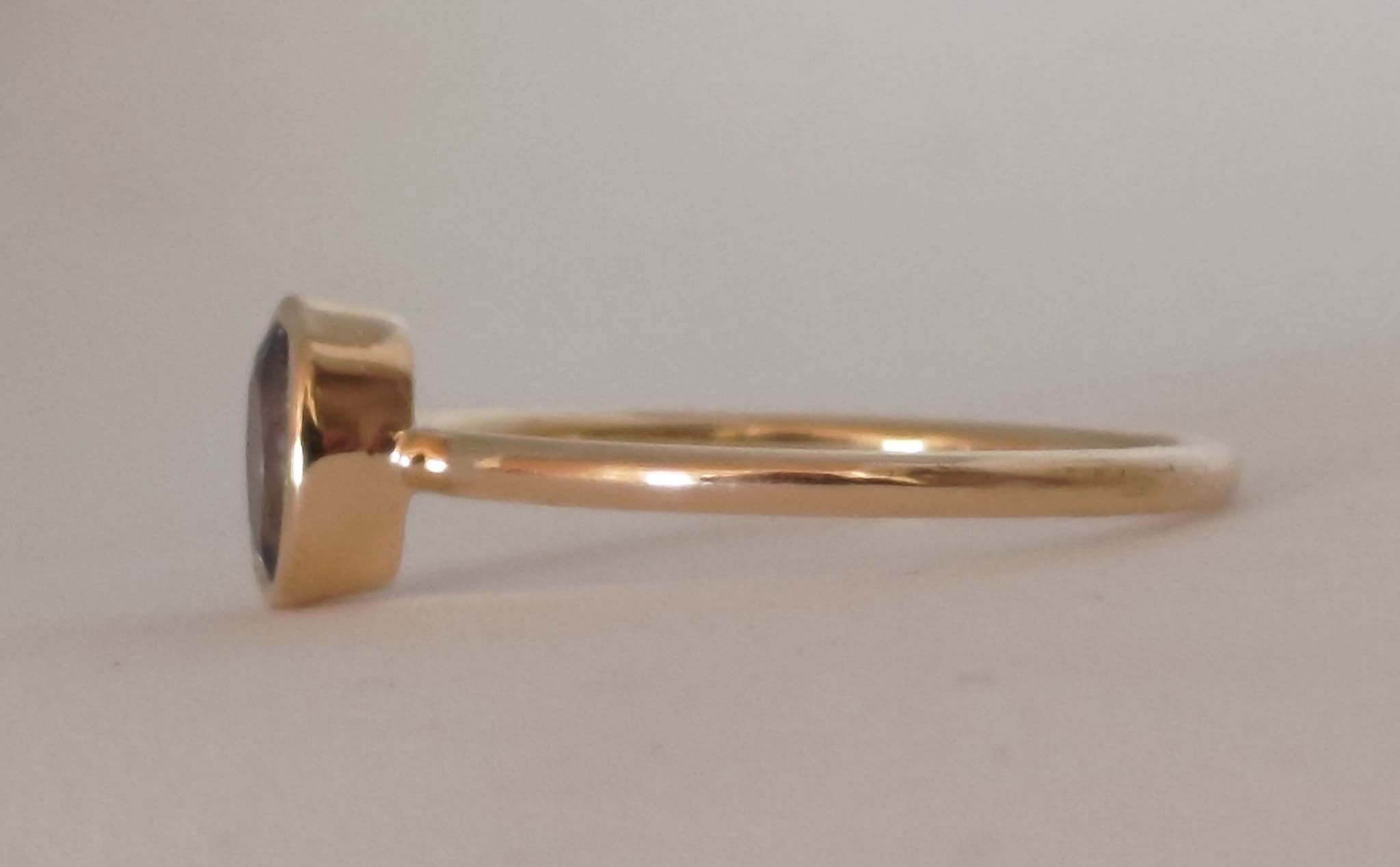 Guldring med iolit