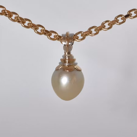 Guld- och silverhänge med stor droppformad pärla